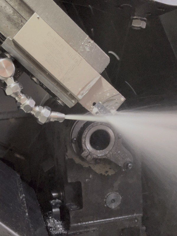 Präzise ausgerichteter Kühlmittelstrahl auf der Schneidkante