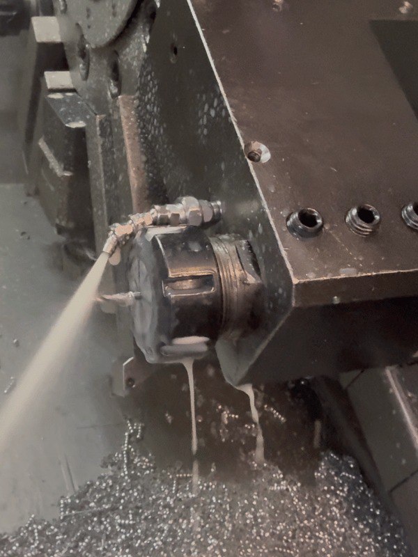 CNC Werkzeugaufnahme mit ungenau ausgerichteter Kühlung